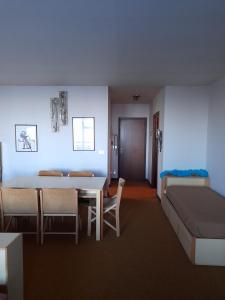 Zimmer mit einem Tisch, Stühlen und einem Bett in der Unterkunft Residence Le Verande in Roccamandolfi