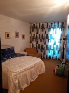 ein Schlafzimmer mit einem Bett, einem Sofa und Vorhängen in der Unterkunft Residence Le Verande in Roccamandolfi