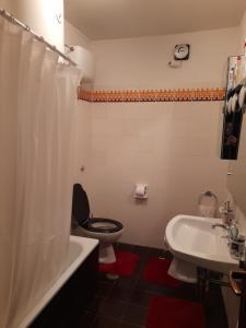 ein Badezimmer mit einem WC, einer Badewanne und einem Waschbecken in der Unterkunft Residence Le Verande in Roccamandolfi