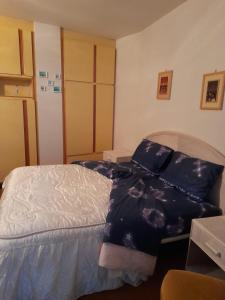 ein Schlafzimmer mit einem Bett mit einer blauen Decke in der Unterkunft Residence Le Verande in Roccamandolfi