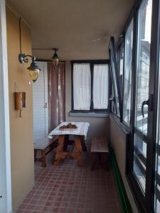 ein kleines Zimmer mit einem Tisch und einem Fenster in der Unterkunft Residence Le Verande in Roccamandolfi