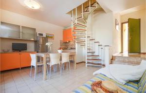 eine Küche und ein Wohnzimmer mit einer Wendeltreppe in der Unterkunft Villaggio Selene in Bibione