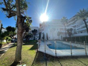 Bazén v ubytování Impeccable large apartment with immense terrace and private garden overlooking the mountain, featuring 2 bedrooms and sleeping up to 4 guests located 100 meters from Plaza Maestranza nebo v jeho okolí