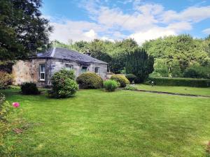an old stone house with a large yard at Cosy 200 Year Old Listed Cottage Near to St Andrews in Markinch