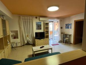 un soggiorno con divano e TV di Appartamento Capri ad Arco