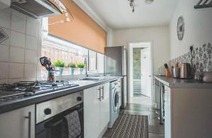a kitchen with a stove and a stove top oven at DIGS Cosy stay Coventry City Centre sleeps5 with FREE parking in Coventry