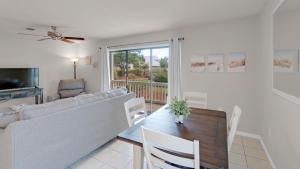 - un salon avec un canapé et une table dans l'établissement Beachwood Villas 2A, à Santa Rosa Beach