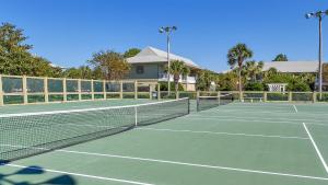 un court de tennis avec un filet en face d'une maison dans l'établissement Beachwood Villas 2A, à Santa Rosa Beach