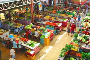 una visión general de un mercado agrícola con personas en él en Little Ferry - 3rd floor no elevator en Papeete
