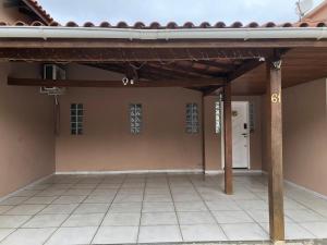 um pátio aberto com um telhado numa casa em CocoFloripa Hostel em Florianópolis