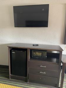 En tv och/eller ett underhållningssystem på REGENCY INN - CHANNELVIEW