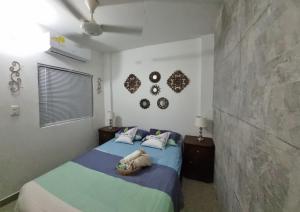 1 dormitorio con cama y pared de piedra en Casa Rebecca 39-41, en Cartagena de Indias