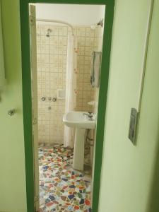 y baño con lavabo y ducha. en Verde Parra en Godoy Cruz