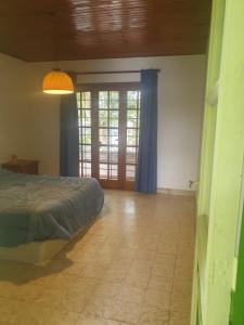 1 dormitorio con cama y ventana grande en Verde Parra en Godoy Cruz
