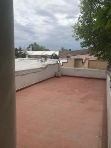vistas a un patio desde el techo de un edificio en Verde Parra en Godoy Cruz