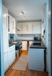 Cuina o zona de cuina de Comfortable equipped House in Nuneaton sleeps5 with FREE parking