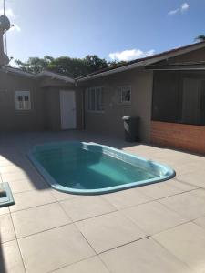 uma grande piscina sentada num pátio em CocoFloripa Hostel em Florianópolis