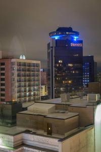 vista su una città di notte con edifici di King bed w/ Panoramic Views of DT! a Rochester