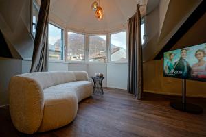 uma sala de estar com um sofá e uma televisão de ecrã plano em Your Stay in Bolzano em Bolzano