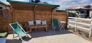 two chairs and a bench with two pillows on it at MANUIA in Coquimbo