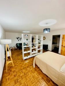 1 dormitorio con cama y estanterías blancas en ljapartments Catamarca 5 en Mendoza