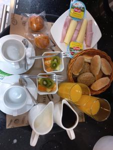 una mesa cubierta con platos y tazones de comida en Hotel Cocó Cochoa, en Viña del Mar