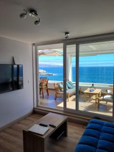 a living room with a view of the ocean at Descanso frente al mar in Viña del Mar