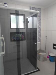 een badkamer met een douche en een toilet bij Casa e área Gourmet. Cardoso Moreira-RJ in Cardoso Moreira