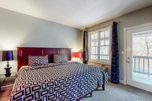 a bedroom with a large bed and a window at Bella Paradiso 13 in Eureka Springs