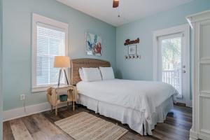 En eller flere senge i et værelse på Salty Paws Bungalow + 69 billeder