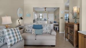 Beachside Condo 11 في شاطئ سانتا روزا: غرفة معيشة مع أريكة ومطبخ +39 صورة