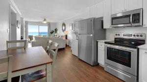 een keuken met roestvrijstalen apparatuur en een eettafel bij Beachside Condo 1 in Santa Rosa Beach