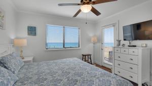 een slaapkamer met een bed en een plafondventilator bij Beachside Condo 1 in Santa Rosa Beach +41 foto's