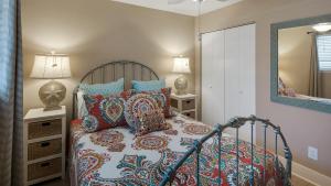 Beachside Condo 14 في شاطئ سانتا روزا: غرفة نوم بها سرير مع وسائد ومرآة +38 صورة