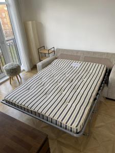 duże łóżko w pokoju z materacem w obiekcie Spacious 1 bedroom flat in London w Londynie