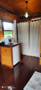uma sala de estar com um balcão e uma janela em Cabana Vista Maravilhosa em Viscode de Mauá