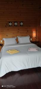 a large white bed with two towels on it at Cabana Vista Maravilhosa in Visconde De Maua