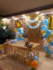 特拉布宗的住宿－ÇARŞI HOTEL&CAFE，一组气球和一张桌子,有派对
