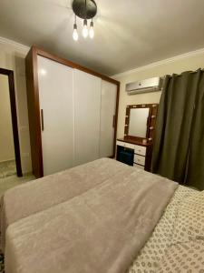 Tempat tidur dalam kamar di Cozy 2BR Apartment in Maadi