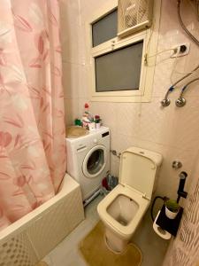 La petite salle de bains est pourvue de toilettes et d'un lavabo. dans l'établissement Cozy 2BR Apartment in Maadi, au Caire