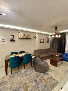 הלובי או אזור הקבלה ב-Cozy 2BR Apartment in Maadi