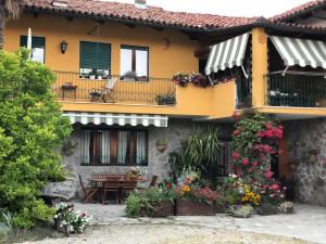 a house with a balcony with flowers on it at Cà 'd Langa B&B in Treiso