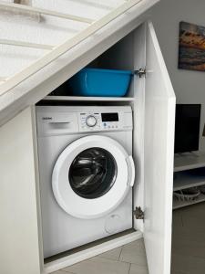 een wasmachine en droger in een wasruimte bij SPRITZ HOME in Viddalba