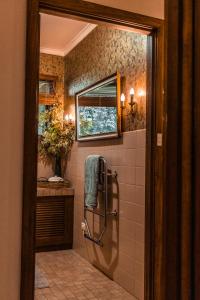 y baño con ducha, lavabo y espejo. en Boutique LUXE HomeStay Stunning VIEWS ! Villa, en Orbost