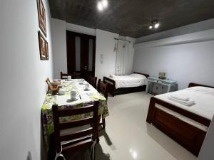 Una habitación con una mesa y sillas y un dormitorio. en La Juaca - Departamento Moderno, en San Salvador de Jujuy
