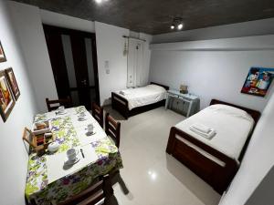 ein kleines Zimmer mit einem Tisch und einem Bett in der Unterkunft LAJUACA in San Salvador de Jujuy