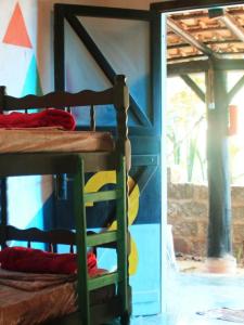 Dviaukštė lova arba lovos apgyvendinimo įstaigoje Praia do Rosa Hostel