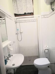 La salle de bains blanche est pourvue de toilettes et d'un lavabo. dans l'établissement Firenze inn 21 Florence, à Florence