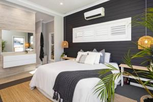 Katil atau katil-katil dalam bilik di Beautiful Scarborough Harbour Beach House