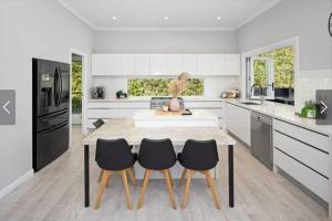 uma cozinha com uma mesa e quatro cadeiras em Beautiful Scarborough Harbour Beach House em Scarborough